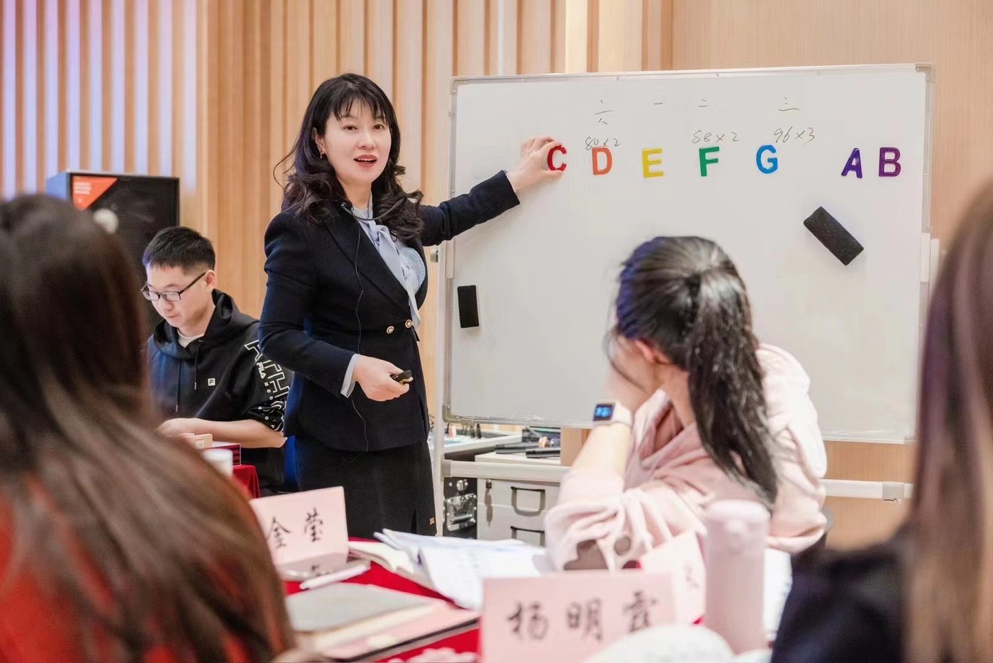 鲍小雨在课堂上讲解钢琴教学方法