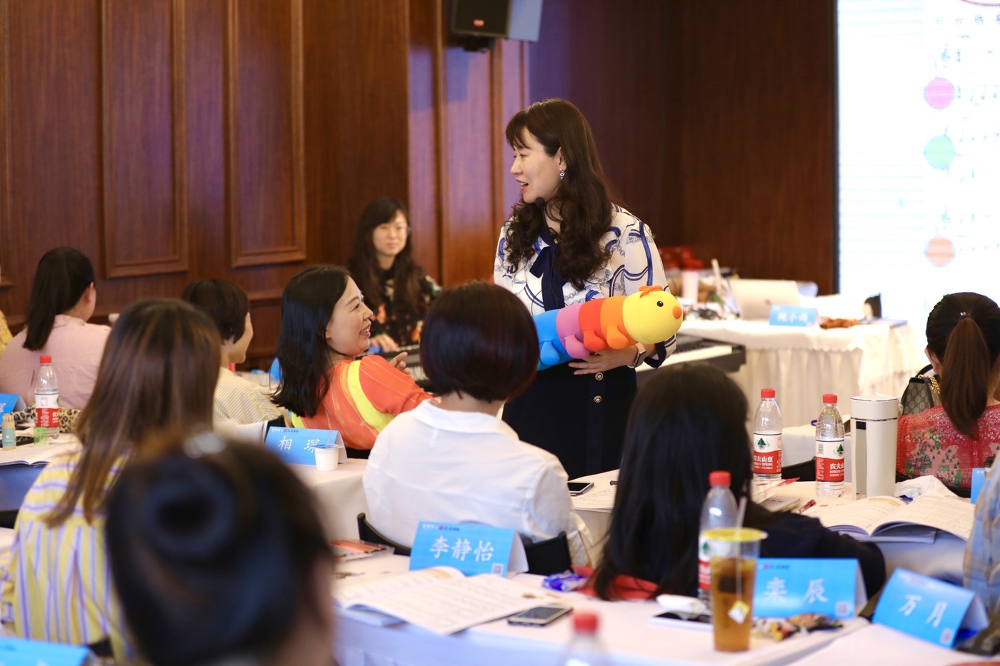 钢琴教师培训现场围桌研讨